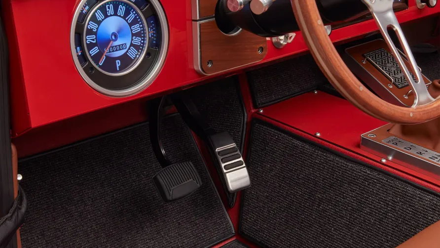 BRONCO_EV_Pedals.webp.eff705cf3737a5fc19ac835003ed924a.webp